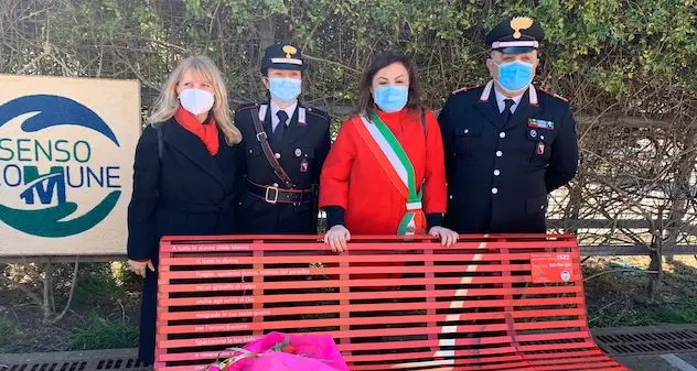 Carbonia. Una panchina rossa contro la violenza sulle donne
