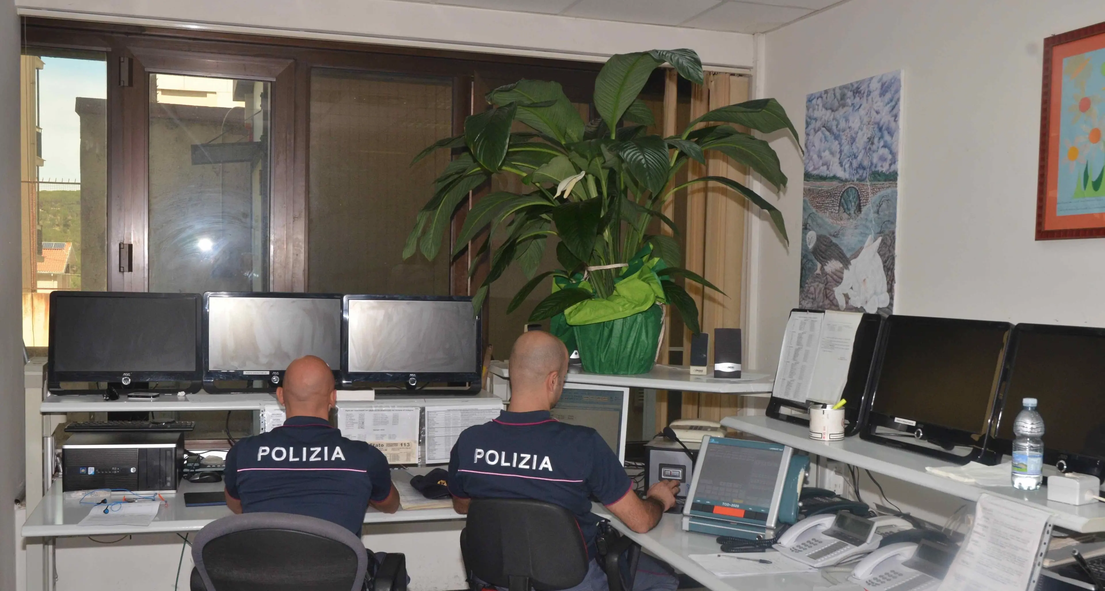 Poliziotti trovano e restituiscono un portafoglio con oltre 300 euro, il proprietario regala una pianta per riconoscenza