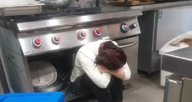 \"Sono senza lacrime, forze, dignità\". Lo struggente sfogo della ristoratrice