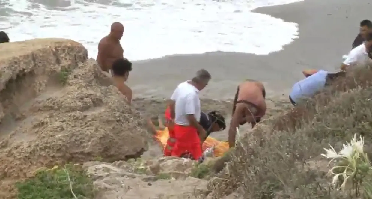 Tragedia nel mare di san Giovanni di Sinis, annega dopo aver salvato bagnanti: è polemica