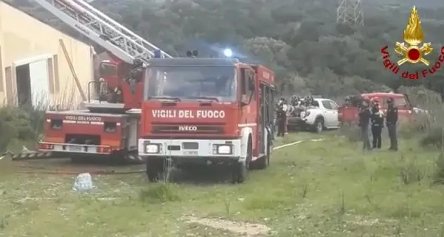 Copertura di pannelli fotovoltaici in fiamme a Santa Teresa