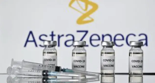 Vaccino covid AstraZeneca sospeso in Italia