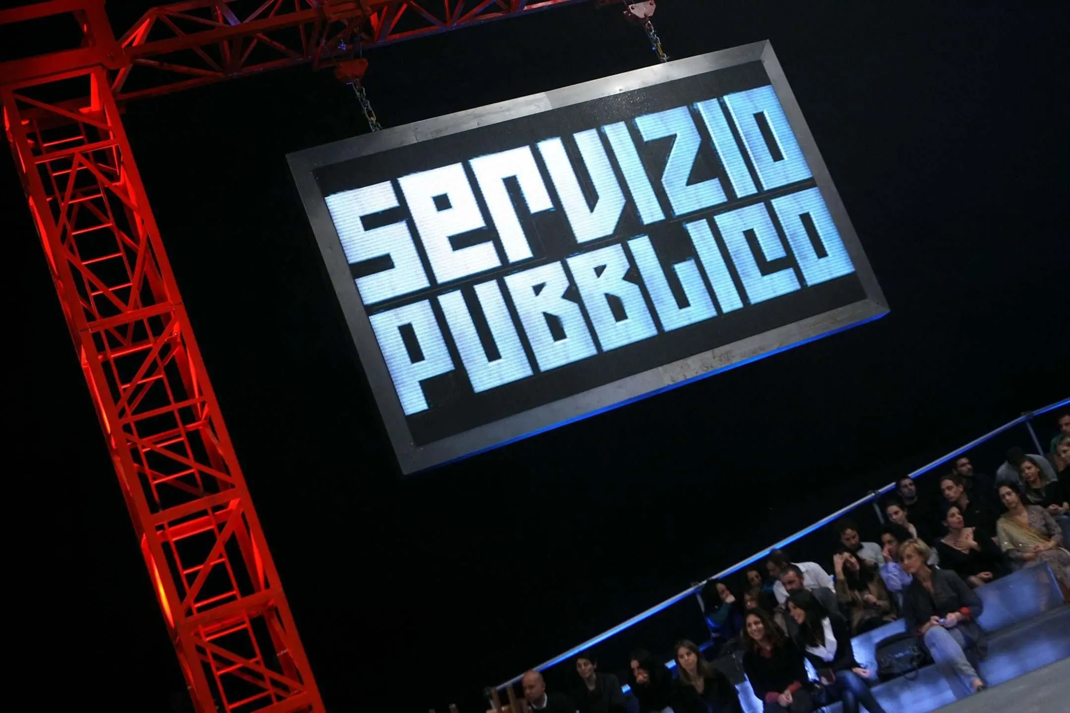 Foto Roberto Monaldo / LaPresse\\n03-11-2011 Roma\\nSpettacolo\\nTrasmissione tv &quot;Servizio Pubblico&quot;\\nNella foto Lo studio\\n\\nPhoto Roberto Monaldo / LaPresse\\n03-11-2011 Rome\\nTv program &quot;Servizio Pubblico&quot;\\nIn the photo The studio