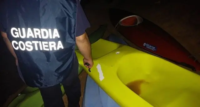 Blitz notturno sulle spiagge: sequestrati ombrelloni e sdraio