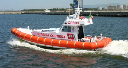 Barca in balia delle onde, skipper scivola e batte violentemente la testa: Guardia Costiera salva una famiglia