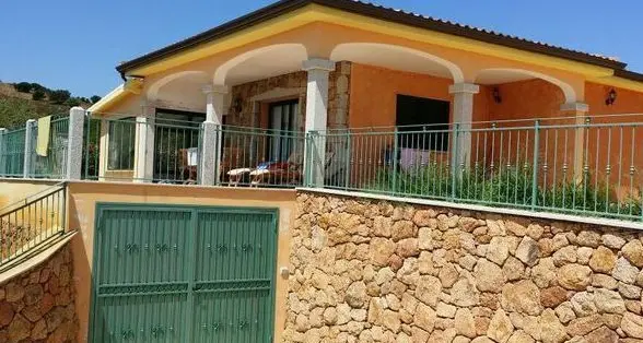 Lottizzazione abusiva. Sigilli a villette vista mare e agriturismo: 19 gli indagati