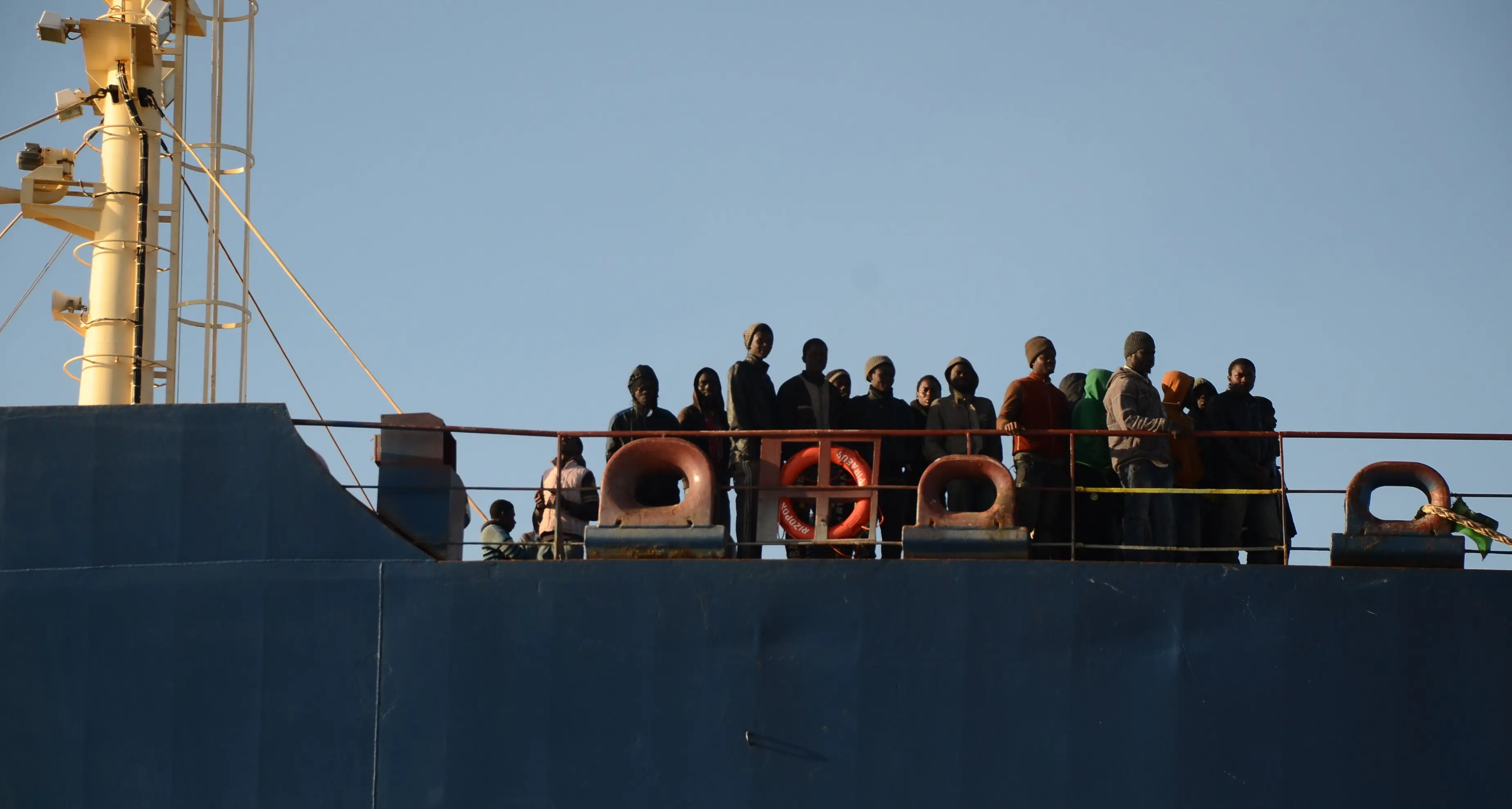 Protesta al porto: su 120 migranti 56 lasciano la Sardegna. Gli altri trascorrono la notte in piazza Matteotti