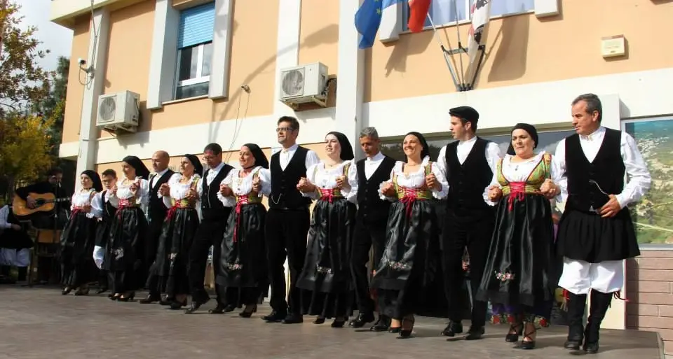 Il Gruppo Folk Santa Maria di Arzachena spegne le candeline e accende la festa in piazza