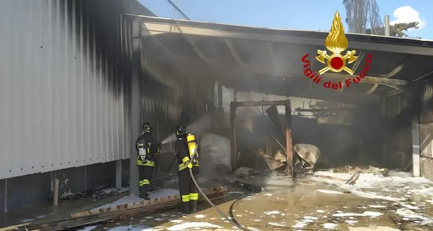 Sassari. Incendio in un capannone, intervento dei Vigili del Fuoco