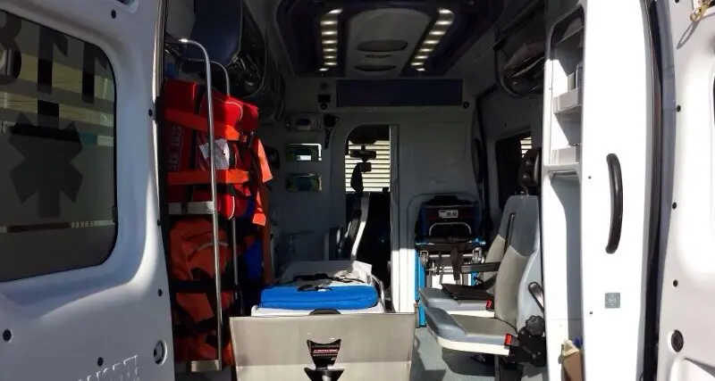 Tragedia a Oliena. Donna cade dalla finestra mentre lava i vetri e muore sul colpo