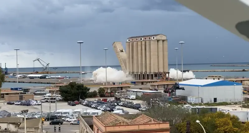 Ecco la prima demolizione del silos nel porto di Cagliari