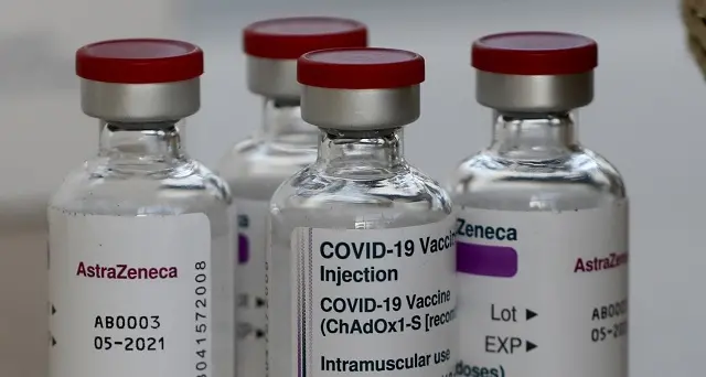 AstraZeneca, l'ora della verità. Ema: \"Vaccino efficace, benefici superiori ai rischi\"
