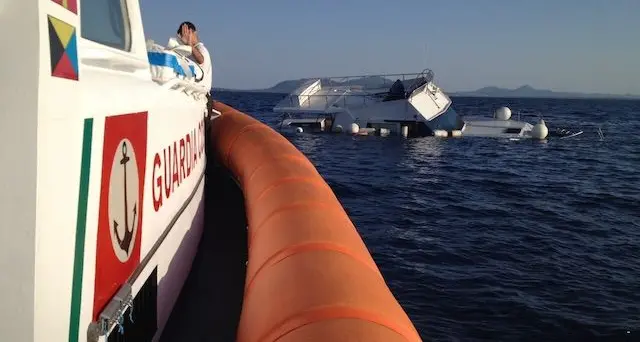 Affonda barca di 14 metri a punta Poglina: salvati due italiani