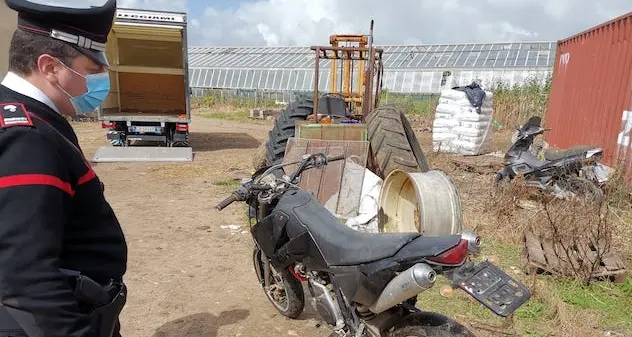 Sardara. Blitz dei carabinieri in un’azienda agricola: trovate cartucce calibro 12 e una moto rubata 8 anni fa a Quartu