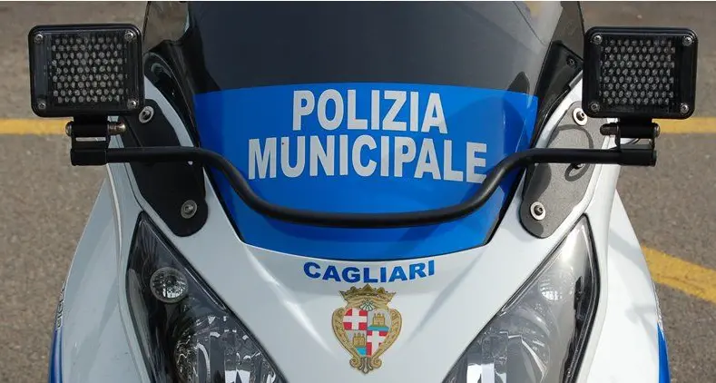 Non paga i parcheggiatori abusivi e la sua auto viene danneggiata