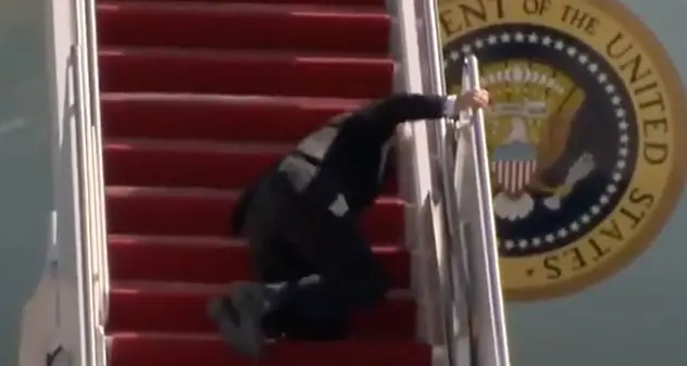 Biden scivola e cade mentre sale sull'Air Force One
