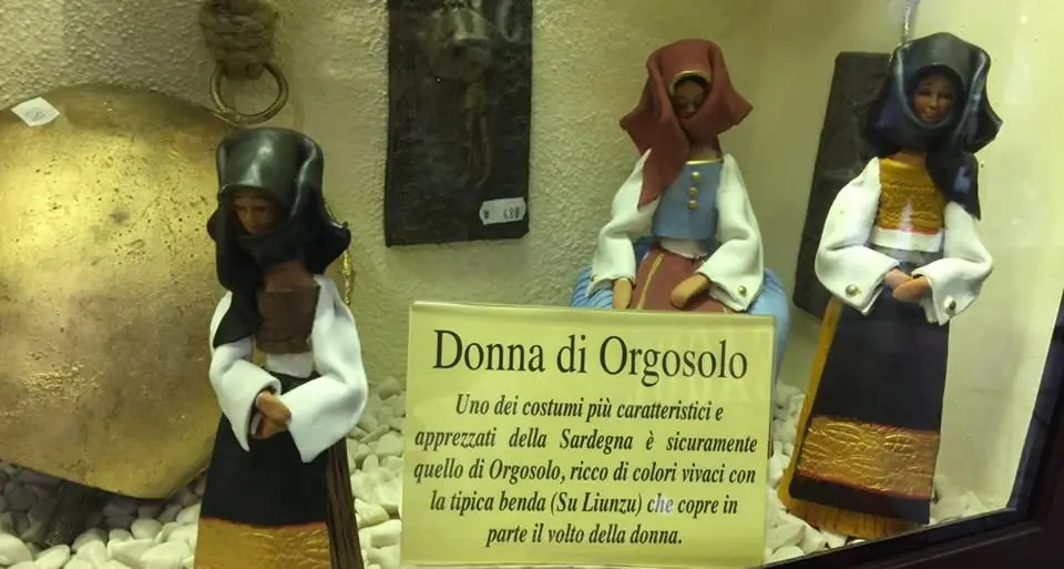 Il costume di Orgosolo esposto a Villasimius. Gli orgolesi: \"Quello è uno schifo!\"