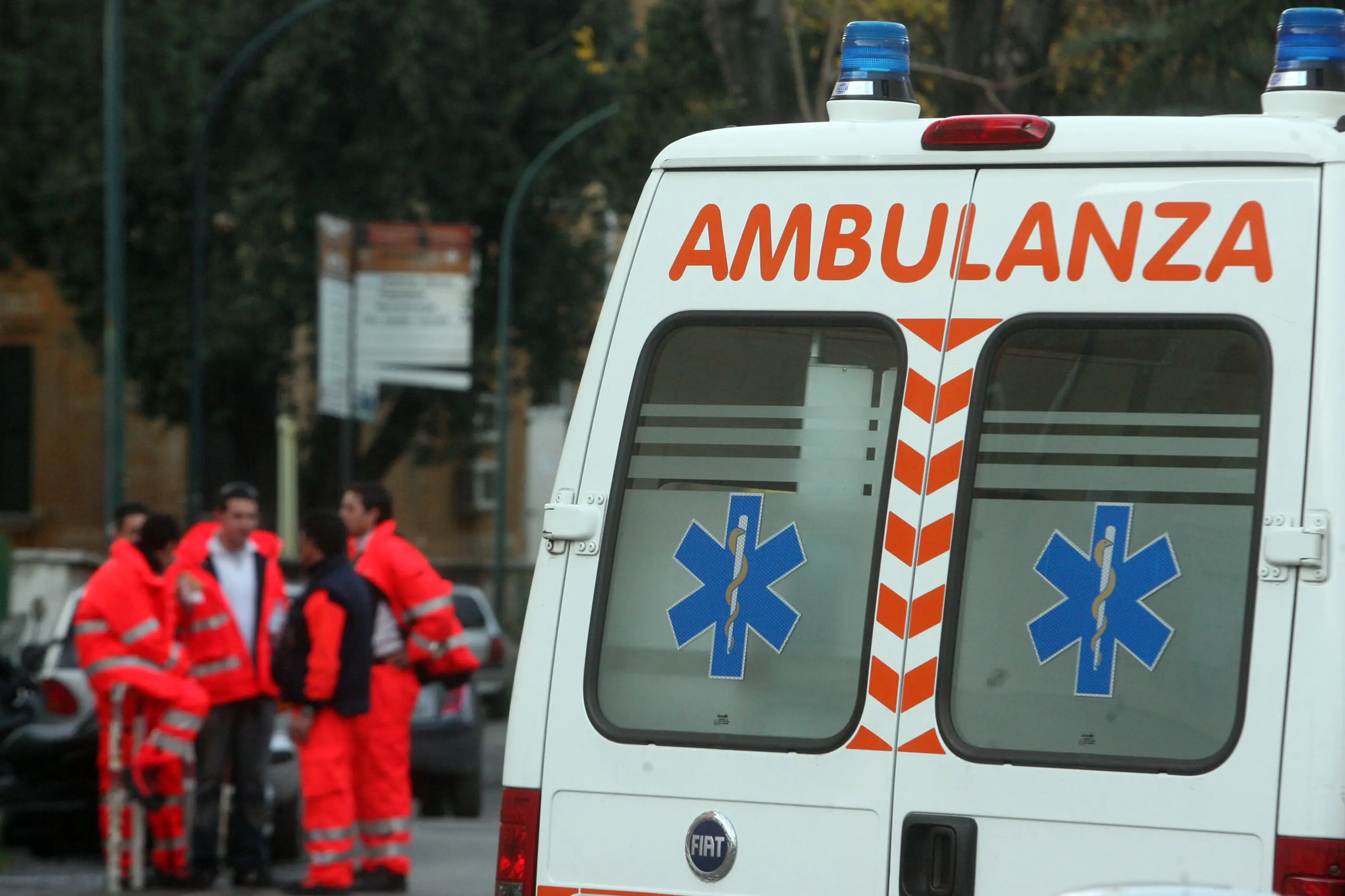 Un\\' ambulanza all\\'interno  del Policlinico Umberto I\\u00B0 a Roma, dove i carabinieri del Nucleo Antisofisticazioni di Roma hanno effettuato perquisizioni, controlli e verifiche dopo la situazione di degrado denunciata dal settimanale l\\'Espresso. CLAUDIO PERI /ANSA /JI