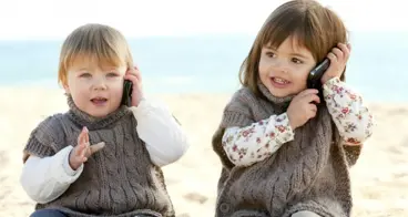Evoluzione hi-tech nella telefonia: chat in crescita e calo di sms