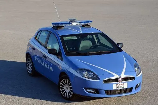 <p>Roma, 11 apr. (TMNews) - E\\' di 22 arresti in Grecia, Svezia e Spagna, il bilancio dell\\'operazione \"Foedus 46\" contro l\\'immigrazione clandestina, condotta dalla polizia di Stato di Orio al Serio.\\r\\r\\tLe indagini degli uomini della polizia di frontiera italiana hanno portato all\\u2019arresto nei tre diversi stati membri Schengen (Grecia \\u2013 Svezia \\u2013 Spagna) di ventidue cittadini stranieri (egiziani, indiani, pachistani, siriani e romeni) e inibito l\\u2019espatrio dalla Grecia verso lo spazio comune Schengen (Italia \\u2013 Spagna - Belgio \\u2013 Germania \\u2013 Svezia \\u2013 Norvegia) di numerosi cittadini di paesi terzi, con falsa documentazione identificativa. \\r\\r\\tGli accertamenti, nel corso delle numerose indagini relative a persone arrestate o indagate per immigrazione clandestina,  sono partiti dall\\u2019analisi dei Pnr (Passenger Name Record) la quale rilevava una presenza ridondante di un indirizzo mail intestato a un\\u2019agenzia di viaggi con sede ad Atene e gestita da un cittadino  di nazionalit\\u00E0 indiana.\\r\\r\\tIl successivo confronto dei dati ha permesso di appurare che quell\\u2019indirizzo di posta elettronica era comune a molte prenotazioni effettuate da decine di cittadini di paesi terzi (albanesi, egiziani, siriani, pachistani, somali, eritrei, romeni) i quali, nel corso dell\\u2019anno 2014, avevano tentato di entrare illegalmente in Italia e di muoversi in altri Paesi dello spazio Schengen, con falsa documentazione identificativa.\\r\\r\\tDall\\u2019accertata correlazione tra la mail e il transito di migranti in posizione irregolare, \\u00E8 scaturita una \\u201Ccooperazione informativa\\u201D tra le autorit\\u00E0 di polizia di frontiera di diversi stati membri e una \\u201Ccollaborazione operativa\\u201D con la Direzione Centrale della Polizia Criminale attraverso l\\u2019esperto per la Sicurezza in Grecia -  Scip, Servizio per la Cooperazione Internazionale di Polizia Italiana.                    \\r\\r\\tLo scambio di informazioni effettuato in tempo reale (prenotazione/imbarco) ha portato alla scoperta di un vasto traffico di migranti irregolari che, dalla Grecia, si dirigevano verso gli Stati dell\\u2019Unione Europea, soprattutto Italia, Svezia, Spagna, Belgio e Germania. \\r\\r\\tUlteriori dettagli saranno forniti nel corso della conferenza stampa che si terr\\u00E0 alle ore 11 presso gli ufficio della Polziia di Frontiera.\\r\\r\\t</p>\\n