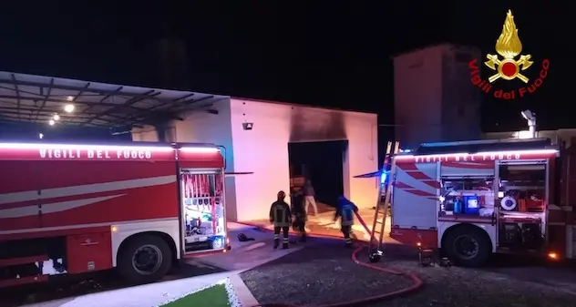 Ploaghe. Incendio divampa nella notte in un capannone