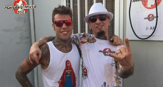 Grande successo a Torregrande per Mondo Ichnusa. Folla per J-Ax e Fedez, oggi Caparezza