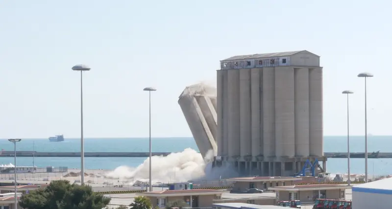 Demolita un’altra parte dei silos nel porto di Cagliari: ecco il video dell’esplosione e del crollo