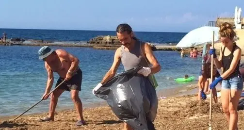 Il nuovo sindaco di Porto Torres pulisce la spiaggia assieme ai volontari