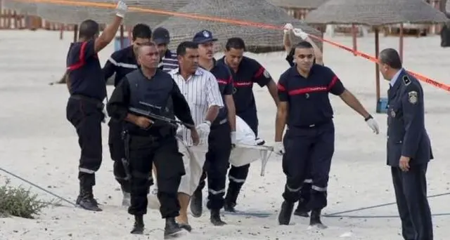 Tunisia, attacco armato al resort in spiaggia: «Almeno 28 morti». | IL VIDEO