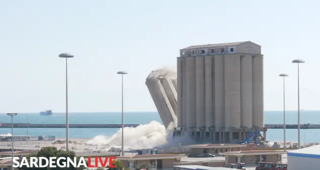 Cagliari. Terza demolizione dei silos oggi alle 13. Seguite la nostra diretta