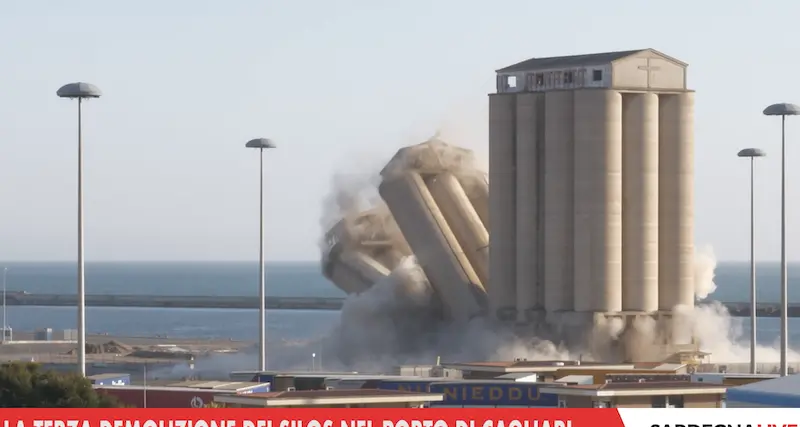 La terza demolizione dei silos nel porto di Cagliari - IL VIDEO