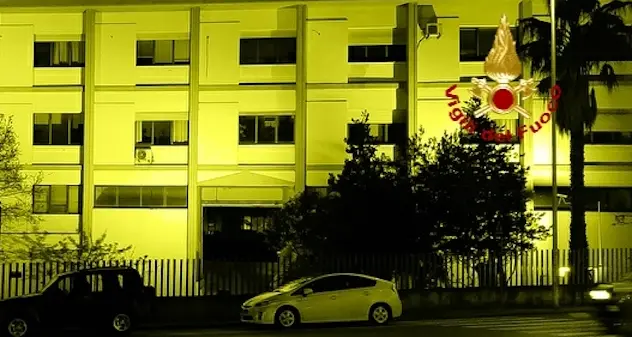 Sassari. L'edificio del Comando dei Vigili del Fuoco in giallo per la giornata dell'endometriosi