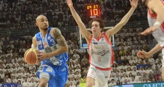 Dinamissima! Vince 94-90 e pareggia la serie con Reggio Emilia