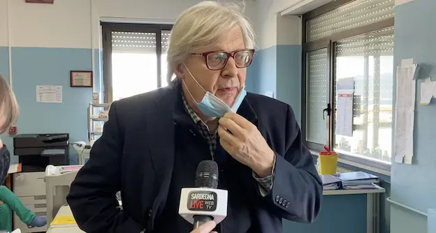 Sgarbi: “Ho il cancro. Devo parlare in Aula per forza con la mascherina? Una cosa che dimostra la totale deficienza del Presidente della Camera”