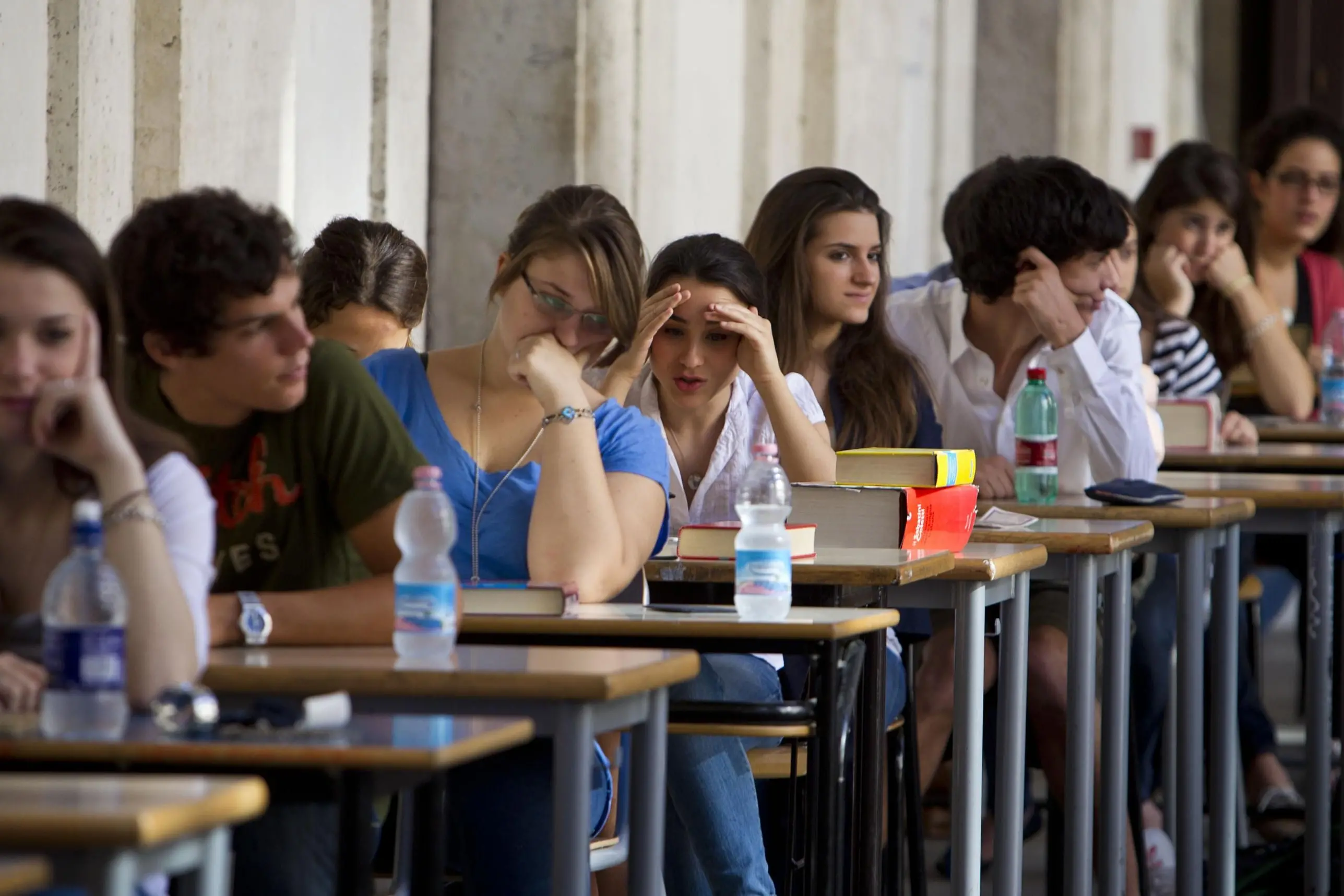 Nella foto d\\'archivio, studenti durante gli esami di maturita\\'. ANSA/MASSIMO PERCOSSI