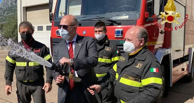Una nuova autobotte per i Vigili del Fuoco di Siniscola