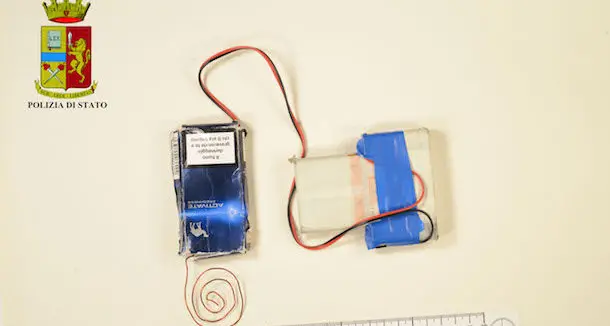 Ruba monete dai distributori automatici della scuola con un metodo \"fai da te\" studiato su internet