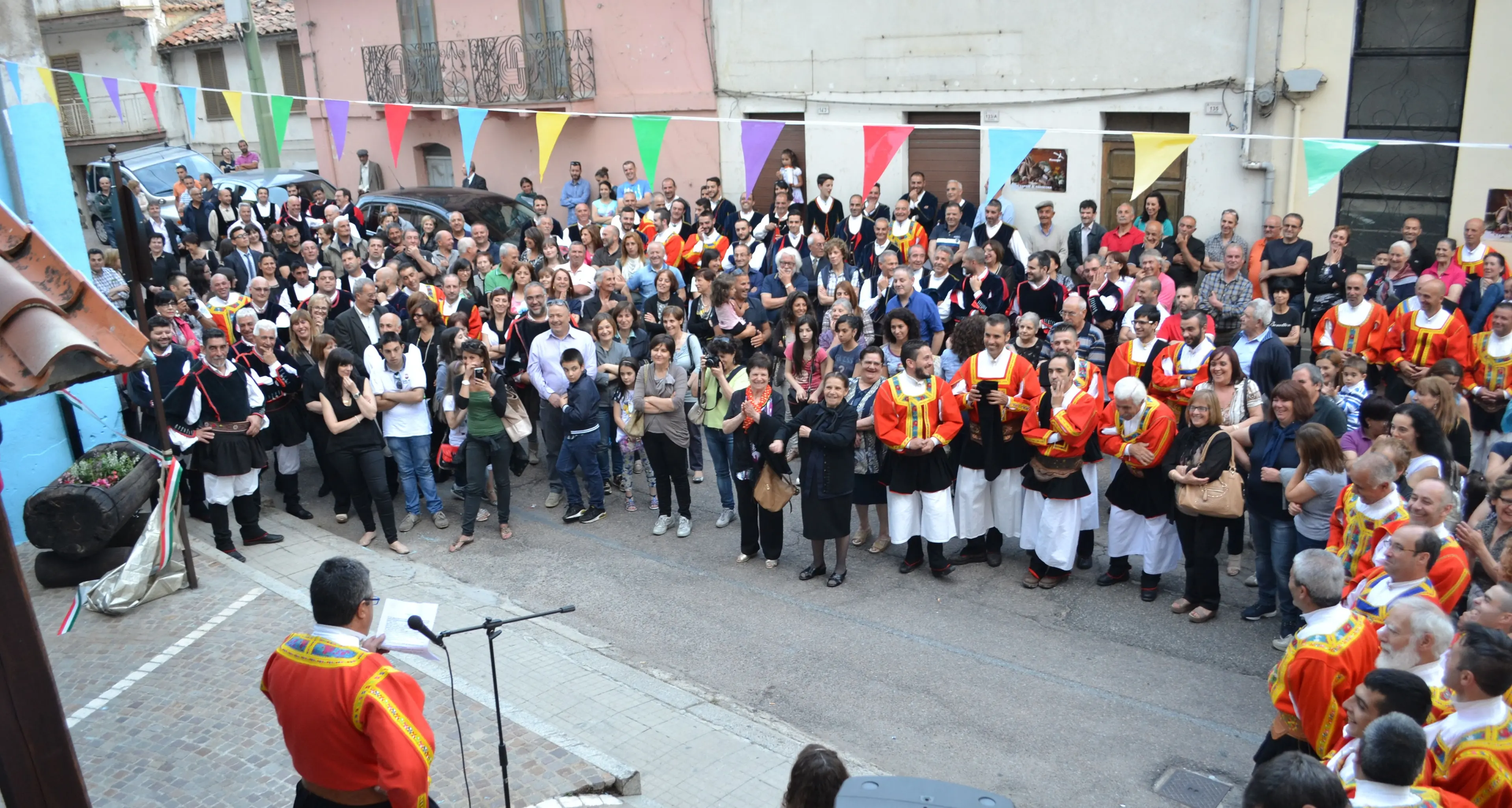 Tutti a cantare col coro in piazza Tonino Puddu