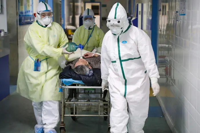 epa08201835 Medical staff move a 2019-nCoV patient into the isolation ward in a hospital in Wuhan, Hubei province, China, 06 February 2020 (issued 08 Ferbuary 2020). The nation is pulling medical resources from around the country to help the province, badly hit by the novel coronavirus outbreak.  EPA/YUAN ZHENG CHINA OUT