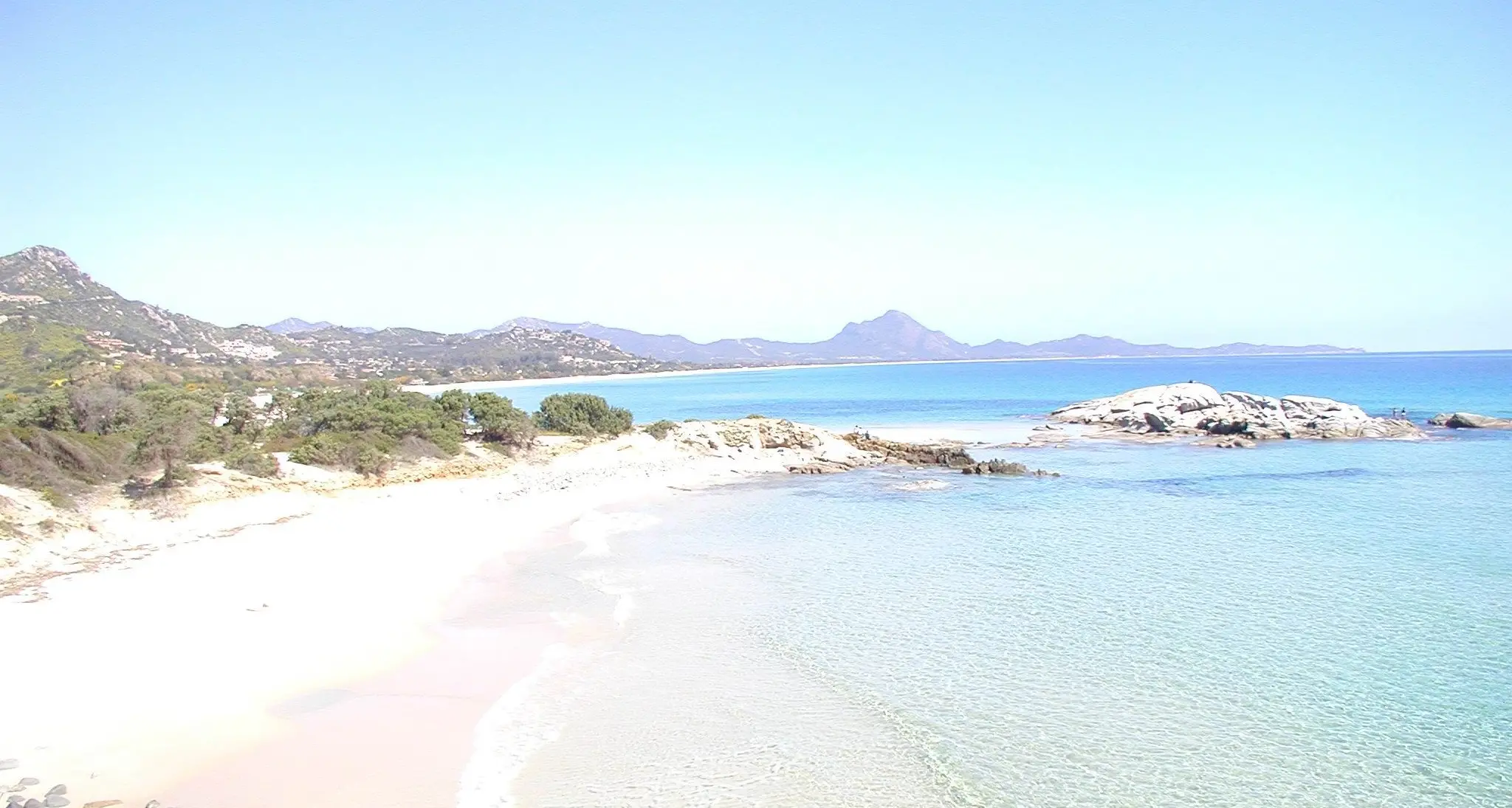 Parcheggiano il Suv sulla spiaggia, ma rimangano bloccati: multa di 600 euro per due turisti tedeschi