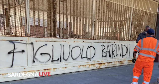 Cagliari. La scritta cancellata prima dell’arrivo del generale Figliuolo