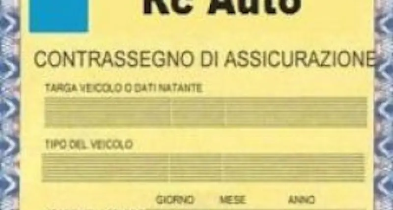 Addio al contrassegno dell'assicurazione sul parabrezza dell'auto