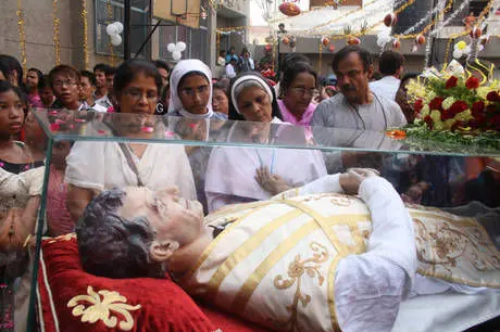 Le reliquie di San Giovanni Bosco, il sacerdote dei giovani, sono arrivate a New Delhi nell\\'ambito di un tour mondiale che attraversa 130 paesi in cui si trova la comunita\\' salesiana da lui fondata. Negli ultimi tre giorni, decine di migliaia di cattolici\\nhanno venerato con speciali preghiere e veglie la statua a grandezza naturale che contiene alcune ossa della sua mano\\ndestra, \\'\\'quella usata per benedire\\'\\', come precisano i suoi fedeli. Il santo e\\' stato portato in processione in diverse chiese e istituti scolastici salesiani. \\nANSA/MARIA GRAZIA COGGIOLA\\n+++EDITORIAL USE ONLY - NO SALES+++
