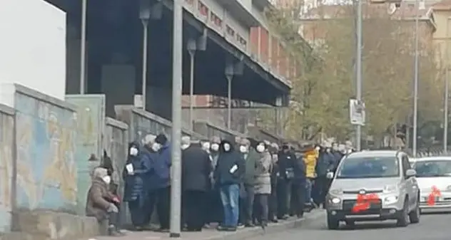 Nuoro. Centinaia di over 80 assembrati al freddo in attesa del vaccino