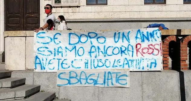 “Non ce la facciamo più\": 200 in piazza a Cagliari per riaprire bar e ristoranti