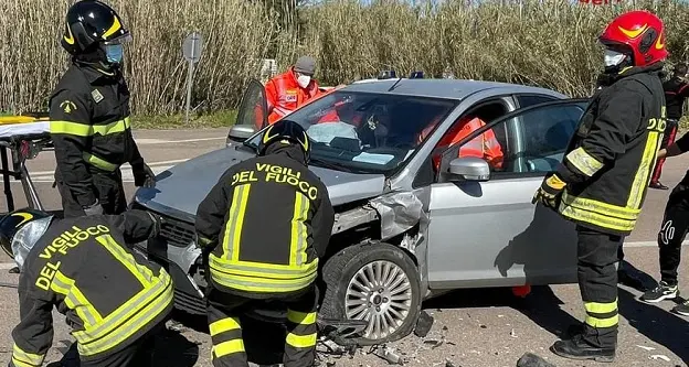 Scontro frontale nell'Orientale Sarda: grave un giovane senegalese
