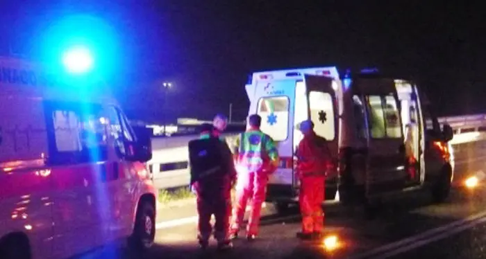 Incidente mortale nella notte sulla 131, la vittima è un 26enne