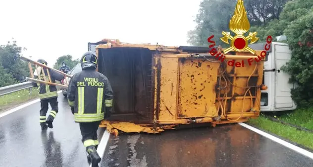 Olbia. Mezzo compattatore dei rifiuti si ribalta nei pressi del Mater