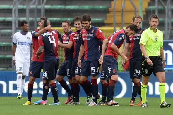 TRIESTE, ITALY - SEPTEMBER 29:  Players of Cagliari Calcio celebrates after Nainggolan\\'s goal during the Serie A match between Cagliari Calcio and FC Internazionale at the Stadio Nereo Rocco on the September 29, 2013 in Trieste, Italy.  (Photo by Dino Panato/Getty Images)