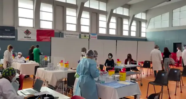 Alghero. Anziani in fila sotto la pioggia per il vaccino, critiche dall'opposizione